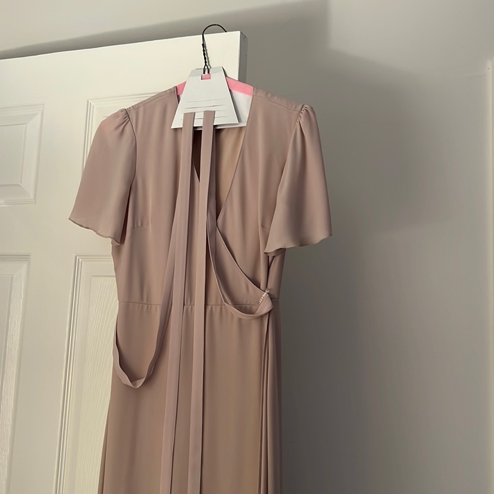Show me your Mumu Noelle bridesmaid dress XS. Show me the ring color.